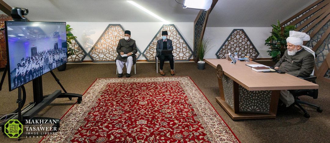 Les membres du Majlis Atfal-ul-Ahmadiyya des États-Unis ont l’honneur d’une réunion virtuelle avec le chef de la communauté musulmane Ahmadiyya