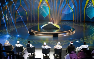 Les concurrents montrent leur performance vocale dans le spectacle Scent of Speech devant des juges spécialisés en Arabie saoudite