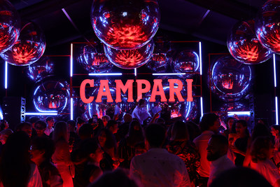 En tant que partenaire officiel du Festival de Cannes, Campari poursuit son héritage au sein de l’industrie du cinéma en accueillant des invités lors d’une soirée inoubliable d’expériences cinématographiques immersives, marquant la première année de la marque en tant que partenaire officiel du festival du film de renommée mondiale. 