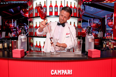 Partenaire officiel du 75ème Festival de Cannes, Campari, a servi des cocktails créés par Camparino à Galleria; le bar légendaire ouvert par Davide Campari en 1915 qui se positionne au 27e rang de la liste des 50 meilleurs bars du monde 2022.